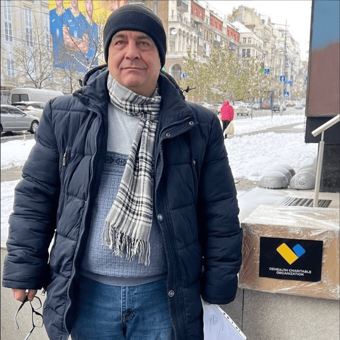 Представник Київської міської клінічної лікарні №5 поряд із запакованим вантажем медикаментів від DeHealth