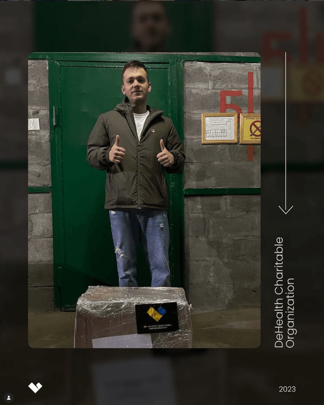 Військова медикиня з пакованою палетою медикаментів від DeHealth у вантажному фургоні