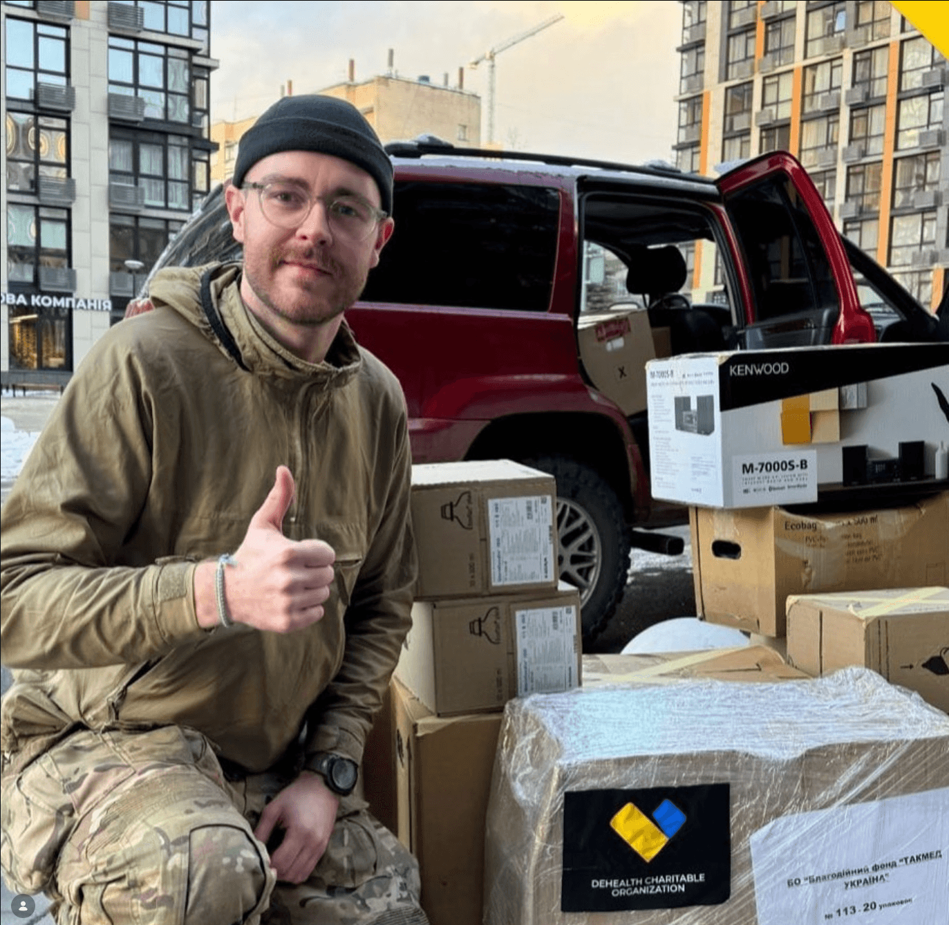 Представник TacMed Ukraine з палетою медикаментів та обладнання з маркуванням DeHealth