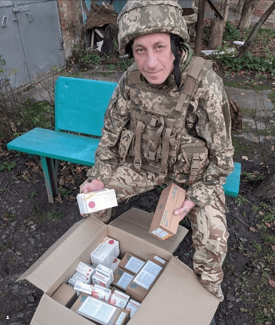 Партнер фонду «Вільні крила» з коробкою медикаментів від DeHealth на пункті прийому