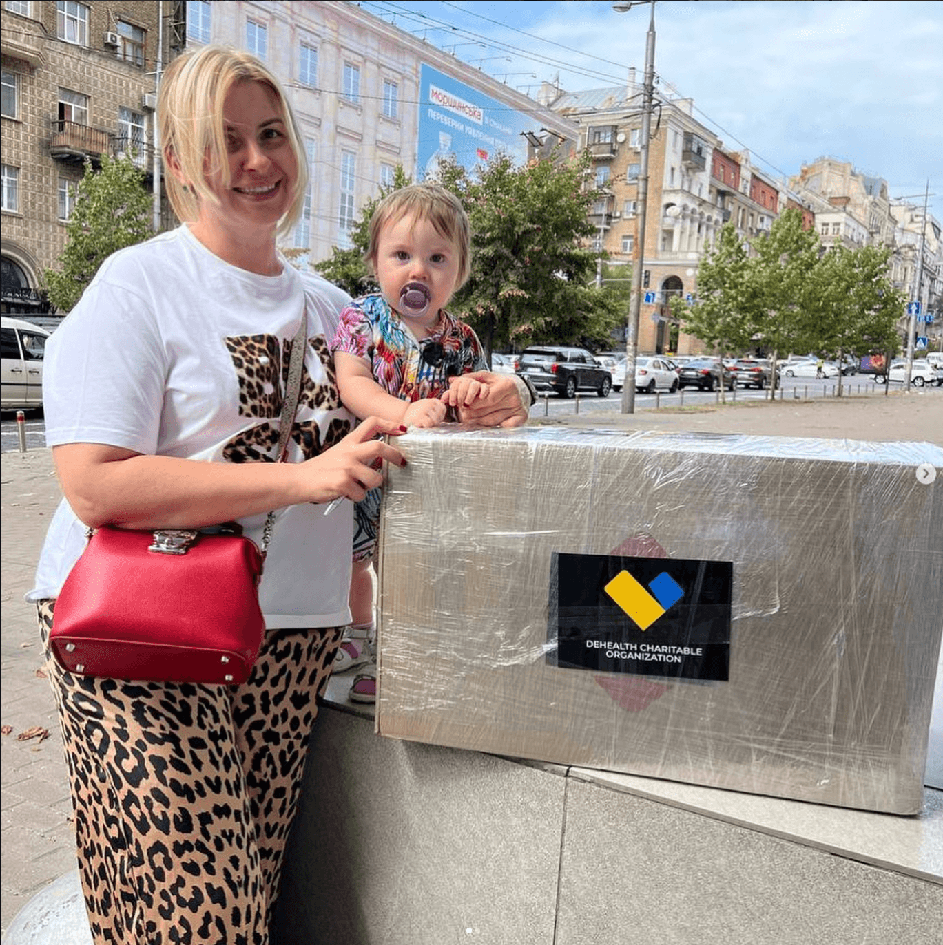 Коробки з ліками з маркуванням DeHealth у фургоні представника фонду «Козацький Легіон»