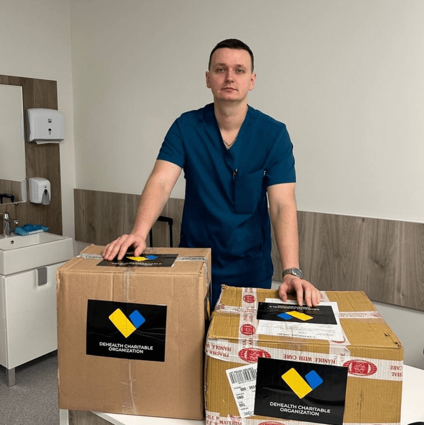 Запаковані коробки з ліками з маркуванням DeHealth готові до відправки у Краматорськ