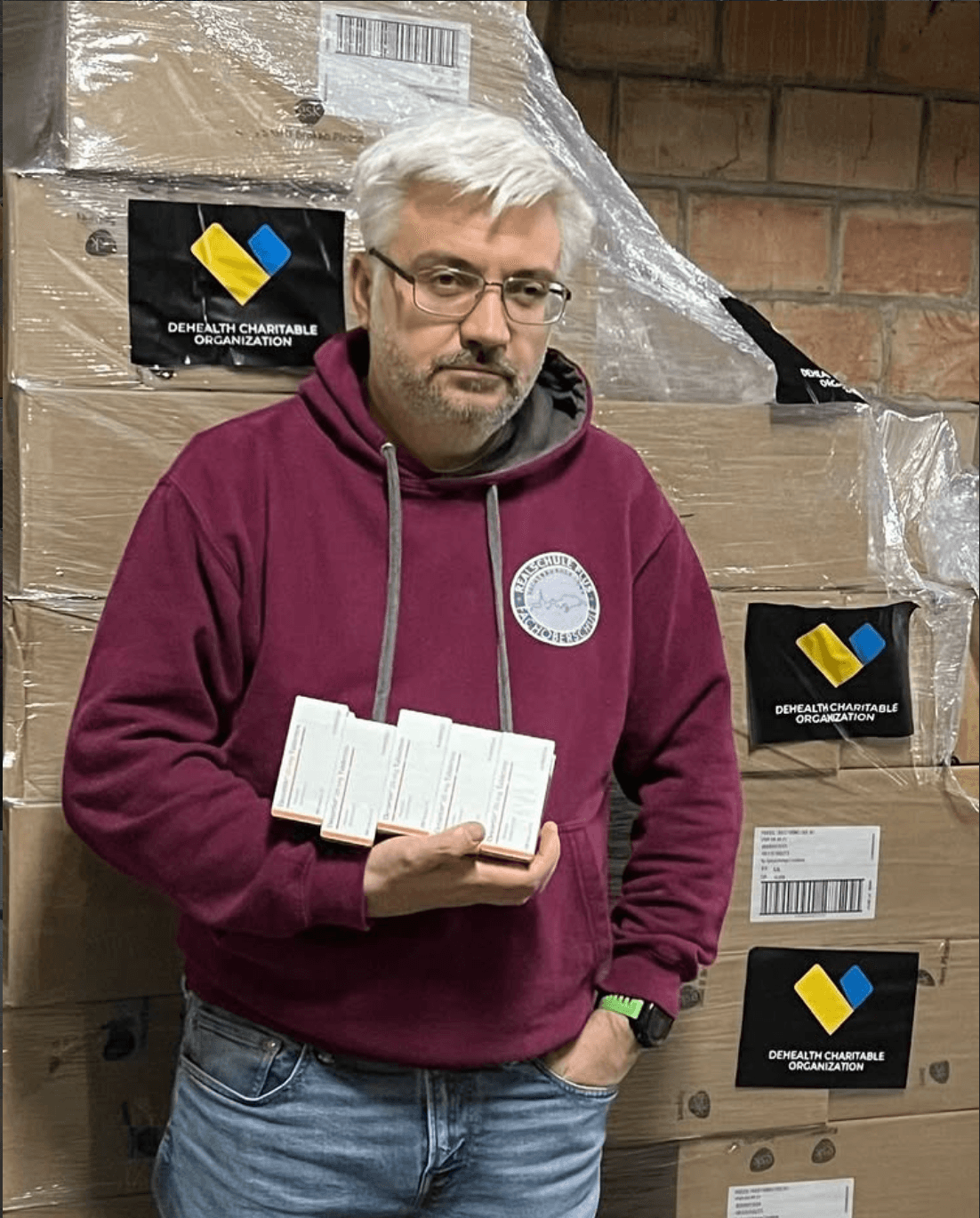 Партнерська передача коробки з ліками з маркуванням DeHealth у Києві