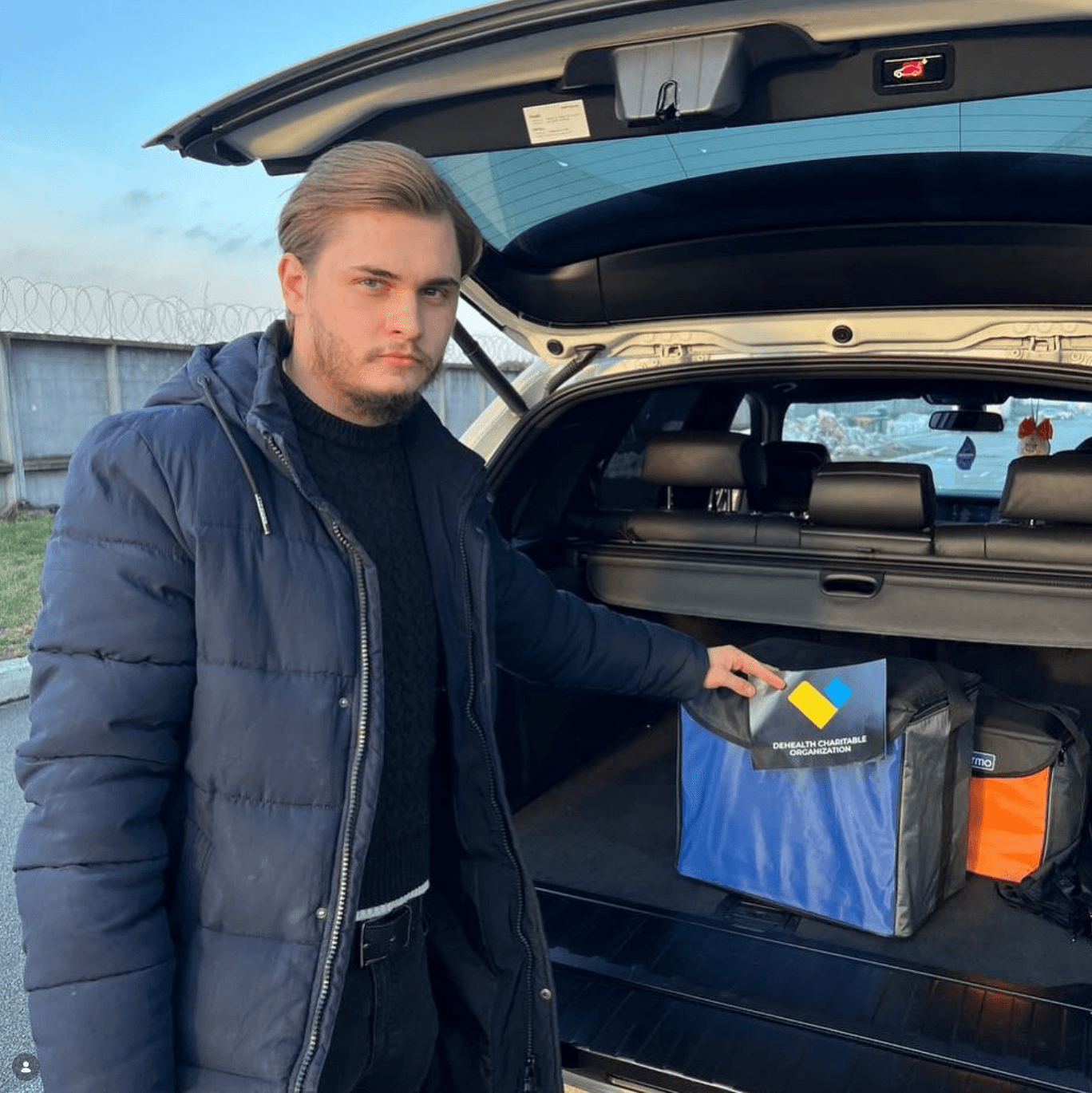 Представник фонду «Україна Мрій» з партією медикаментів від DeHealth