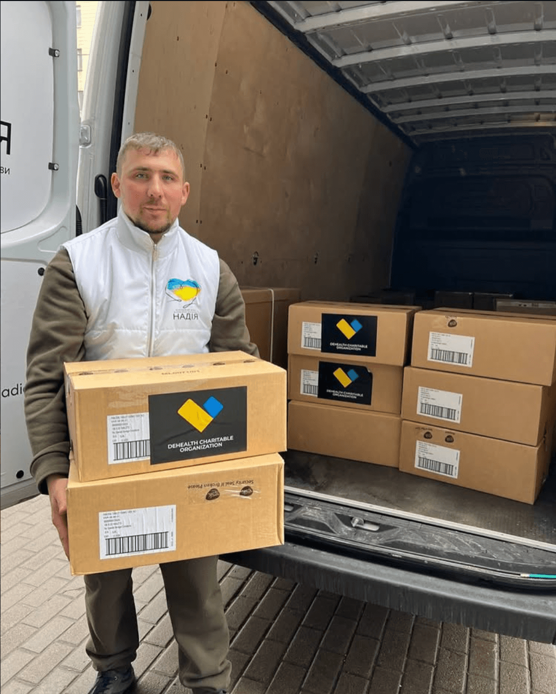 Передача коробок з ліками з маркуванням DeHealth представнику фонду «Надія»