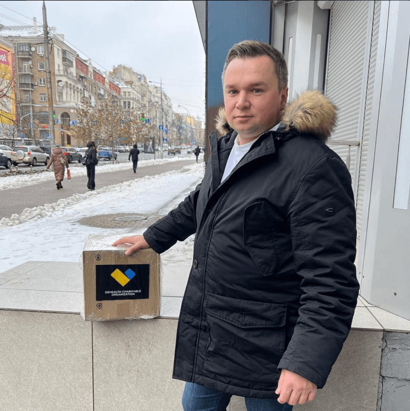 Представниця лікарні Мечникова з партією ліків від DeHealth для подальшого використання